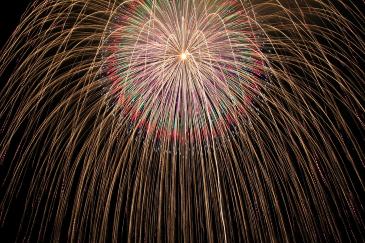 空一面に広がる20号玉花火