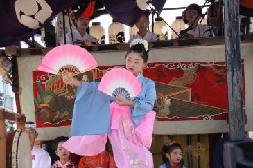 山車の上で舞踊を奉納する様子