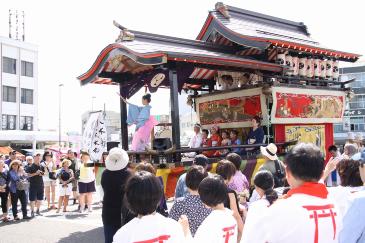 宵山の周りに集まった大勢の観客