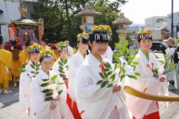 武者行列に参列する巫女たち