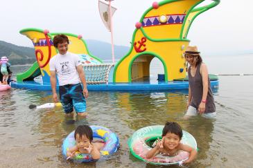海水浴を楽しむ家族連れの姿が見られました