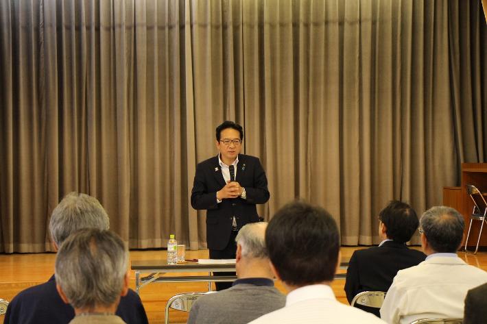 市の取り組みを紹介する渕上市長