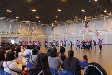 技が決まり拍手を送る観客