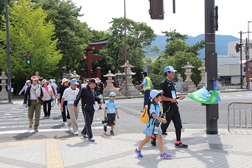 神楽商店街へ向かう3kmコースの参加者