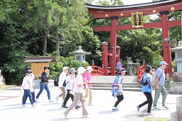 氣比神宮前を元気よく歩く参加者