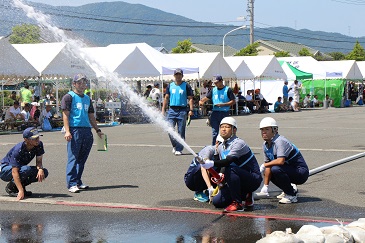 狙いを定めて放水