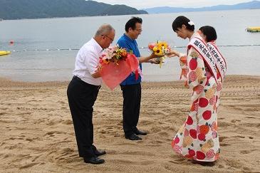 観光敦賀キャンペーン隊より花束の贈呈