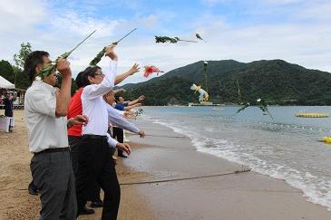 参加者による海中献花