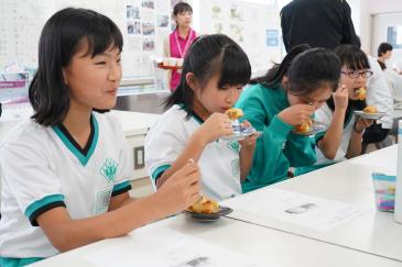 芋粥パイを食べる児童たち