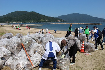 海水浴シーズンを前に海岸のごみを一掃しました