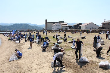 熱心にごみを拾う参加者