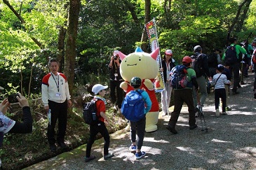 はぴりゅうに見送られながら出発する参加者