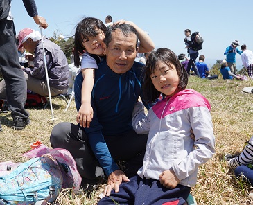 祖父の和多田克己さんと参加した七都さん、凉子さん姉妹