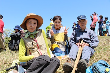 最高齢参加者の横山晃さん（右）