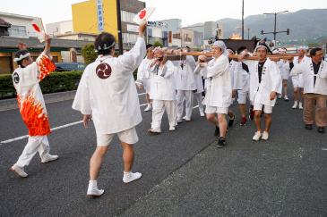 白銀町を練り歩く火みこしと担ぎ手