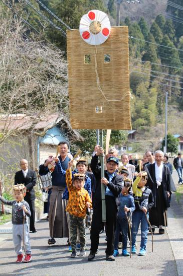 地区内を練り歩く行列