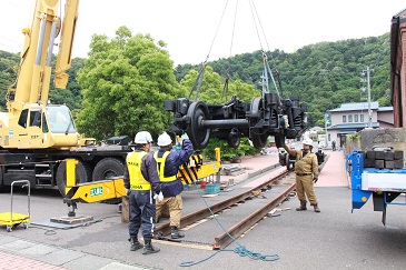 車両を載せる台車の設置作業