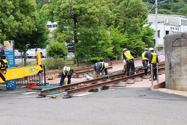 はじめにレールの設置が行われました