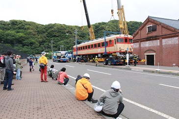 作業を見守る鉄道ファンら