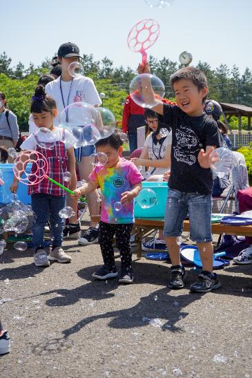 シャボン玉で遊ぶ子ども