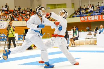 成年男子組手（中量級）決勝戦　福井県代表　大迫選手（右）