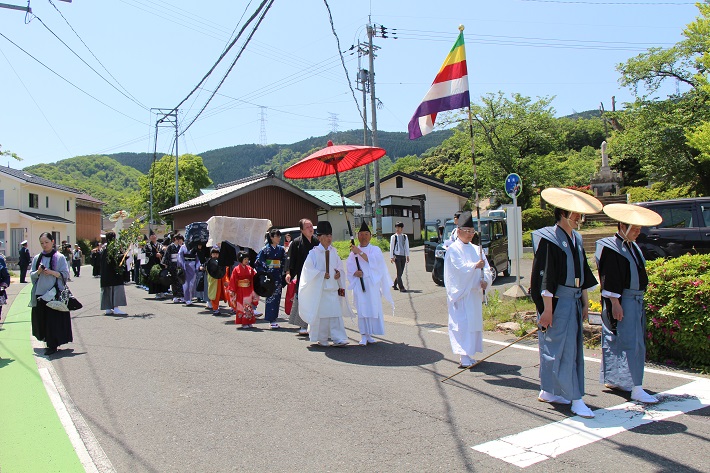 神社に向かう行列