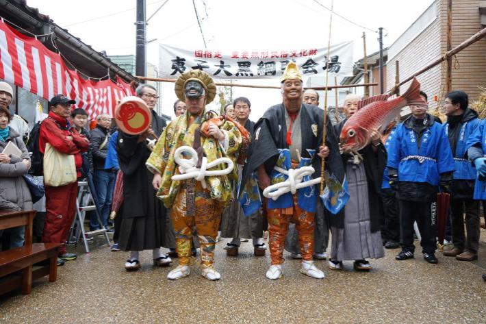 きらびやかな衣装をまとった夷子大黒神の姿