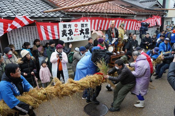 見物人も加わり、東西に勢いよく引かれる大綱