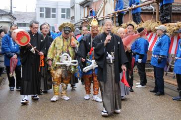 掛け声とともに町内を練り歩く夷子大黒神