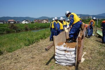 堤防を越えた水をせきとめる「せき板工法」