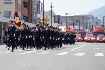 相生町大通りを行進する消防団