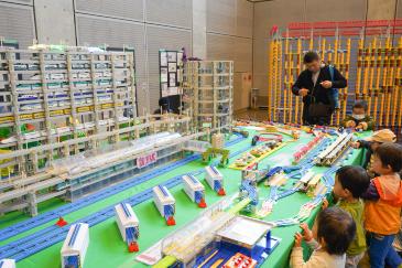 子どもたちの注目を集めた巨大プラレール