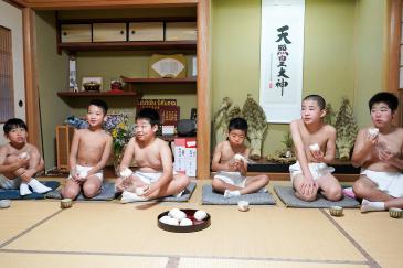 ちからめし（丸いおにぎり）を食べる子どもたち