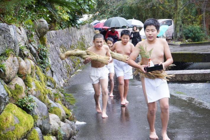 小雨が降る中、元気よく走る子どもたち