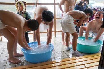 講宿にて冷水でシトギを落とす子どもたち