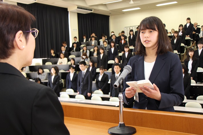 新入生代表宣誓を行う湯淺瑠莉さん