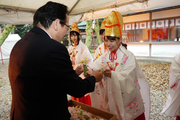 初花換えをする福娘と渕上市長