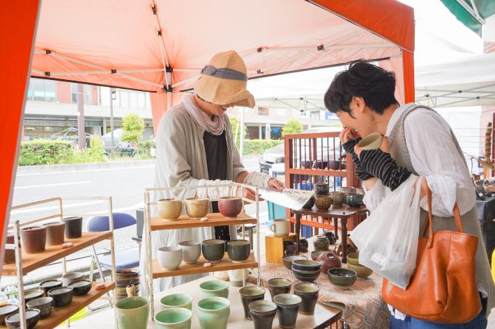 出店者と会話する来場者