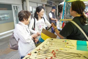 出店者と会話する来場者