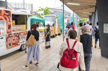 駅前広場などに設けられた飲食ブース