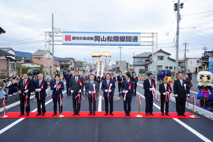 テープカットで開通を祝う参加者ら