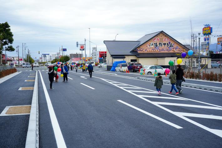 開通した道路から見た若葉町交差点付近の様子