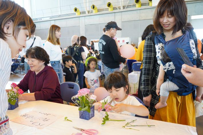 フラワーアレンジメントに挑戦する子ども