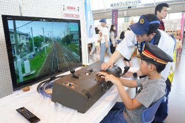 列車の運転体験をする子ども