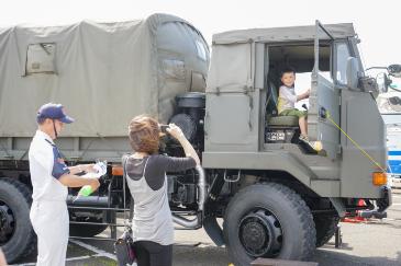 陸上自衛隊車両にて記念撮影をする親子