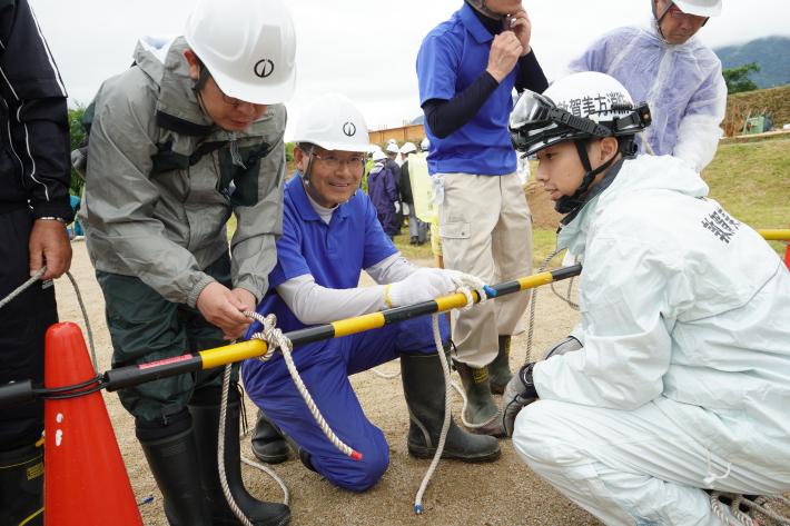 消防職員からロープ結索の指導を受ける参加者