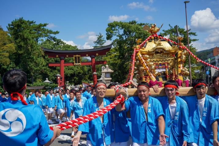 神輿出発式の様子