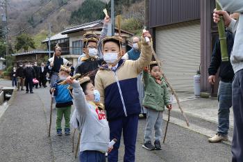 かけ声に合わせて「おーっ」と大きく声を上げる子どもたち 