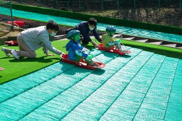 スタート部からすべり出す園児たち