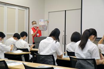 ガイドの役割や技術などを学ぶ様子